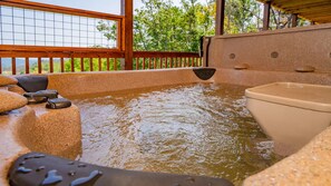 Outdoor spa tub - Kiss The Moon- Beautiful Mtn View, Pool Table, Foosball, Arcade Game, & Fire-Pit (Sevierville)