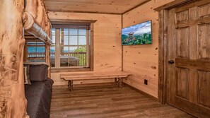 Fernseher, Kamin, Videospiele, Tischfußball