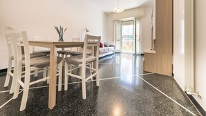 Un salon moderne avec une table à manger, des chaises et un canapé.