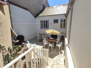 Terrace/patio - 3-bed house, private courtyard & Wi-Fi, near beach & shops (Les Sables-d'Olonne)