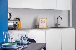 Een koelkast, een microgolfoven, een kookplaat, een vaatwasser