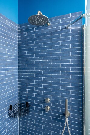 Douche, sèche-cheveux, serviettes fournies, savon