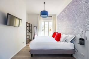 Tabla de planchar con plancha, wifi gratis y ropa de cama 