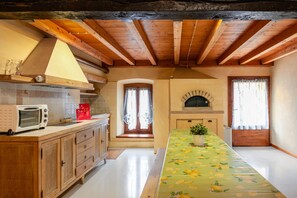 Refrigerador, microondas, cafetera y tetera y tetera eléctrica 