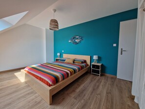 4 bedrooms, travel cot