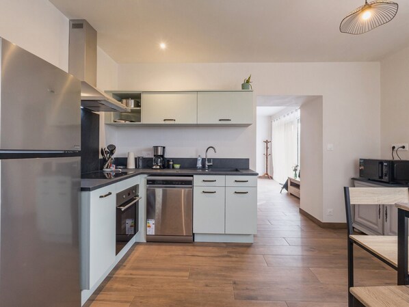 Kühlschrank, Mikrowelle, Ofen, Geschirrspüler