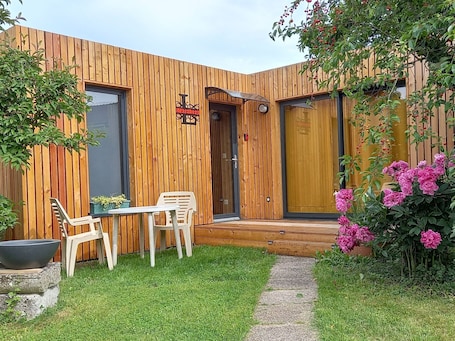 Outdoor dining. Quiet Atelier near Nancy with Wifi and parking