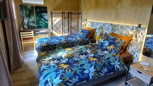 Une chambre moderne avec deux lits, un bureau et une chaise.