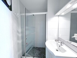 Bathroom - 2-room cabin apartment, beachside, AC, private parking (Sète)