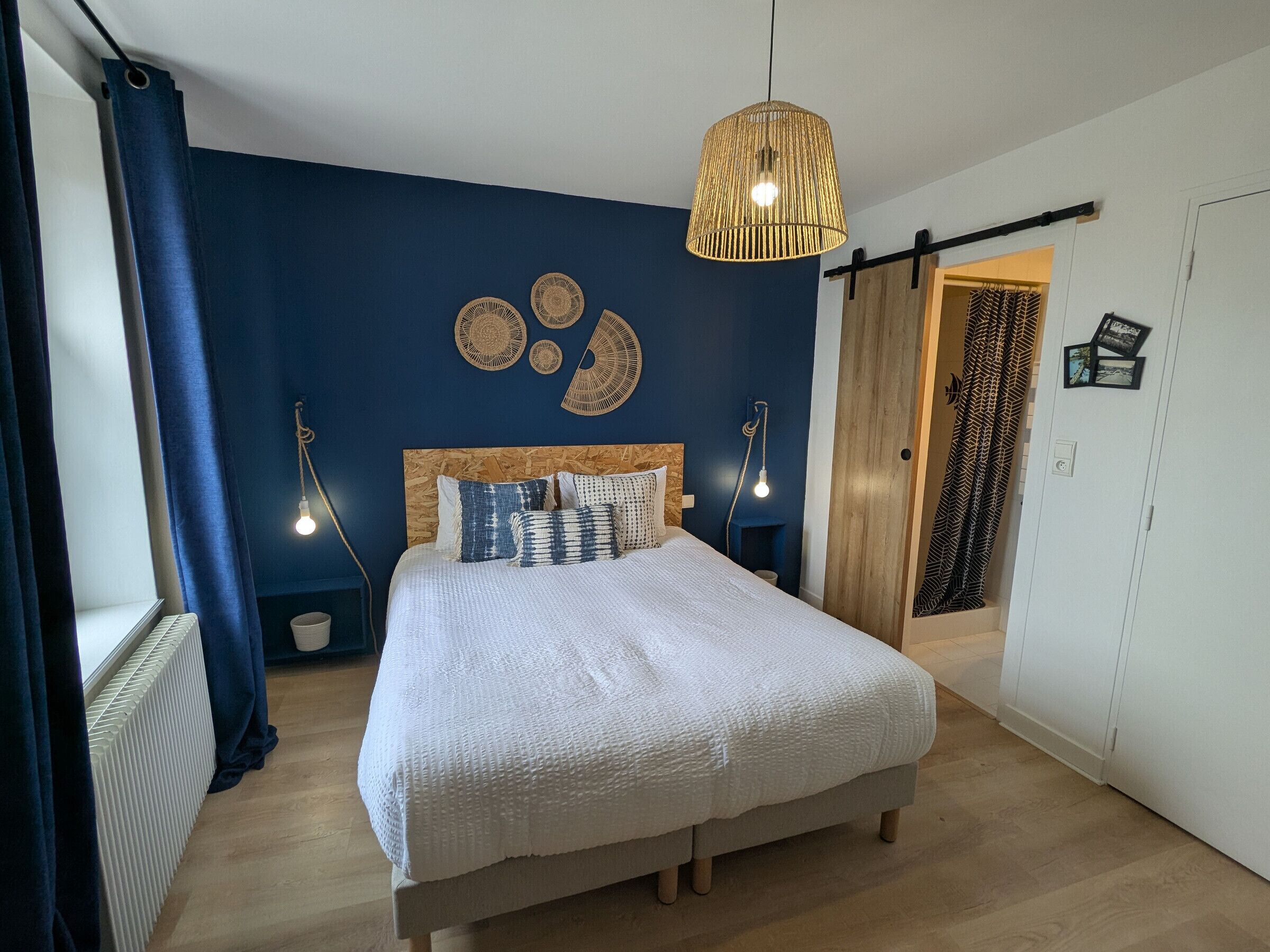 1 bedroom, bed sheets
