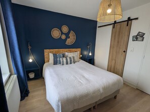 1 bedroom, bed sheets - Cozy room in Briare, city center, ideal for cyclists (Briare)
