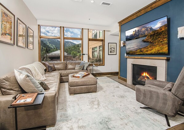Smart TV y chimenea 