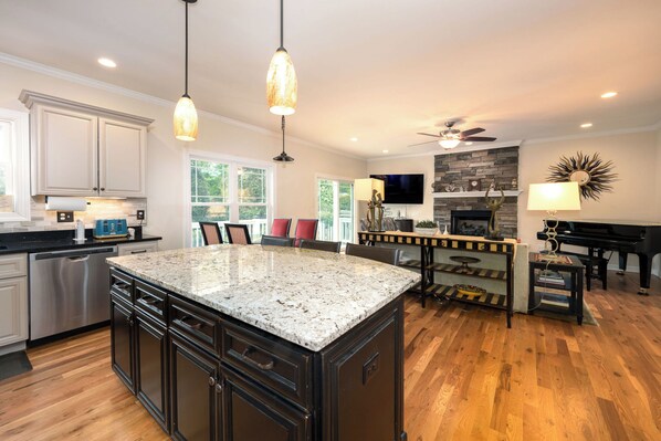 Signature House, 2 Bedrooms, Non Smoking, Kitchen | Private kitchen | Fridge, microwave, oven, stovetop