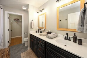 Shower, free toiletries, towels, soap - Gold Leaf Walkway (Black Mountain)