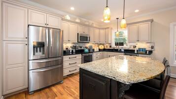 Signature House, 2 Bedrooms, Non Smoking, Kitchen | Private kitchen | Fridge, microwave, oven, stovetop