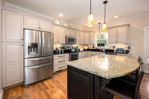 Signature House, 2 Bedrooms, Non Smoking, Kitchen | Private kitchen | Fridge, microwave, oven, stovetop