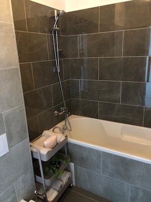 Haartrockner, Handtücher, Seife, Shampoo