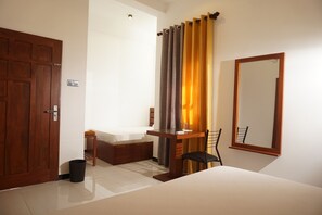 Desk, free WiFi, bed sheets - Akoya Pearl Hotel (Lellopitiya)