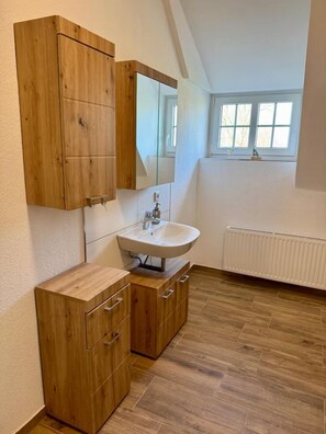 Een douche, handdoeken, zeep, toiletpapier