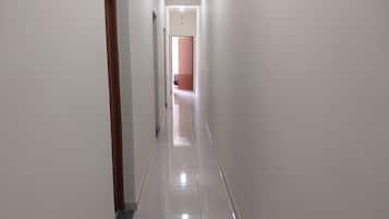 Habitación triple Confort, balcón, vista al patio | Wifi gratis