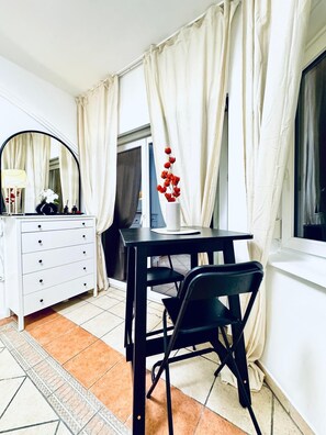 Eenvoudige kamer | Een strijkplank/strijkijzer, gratis wifi