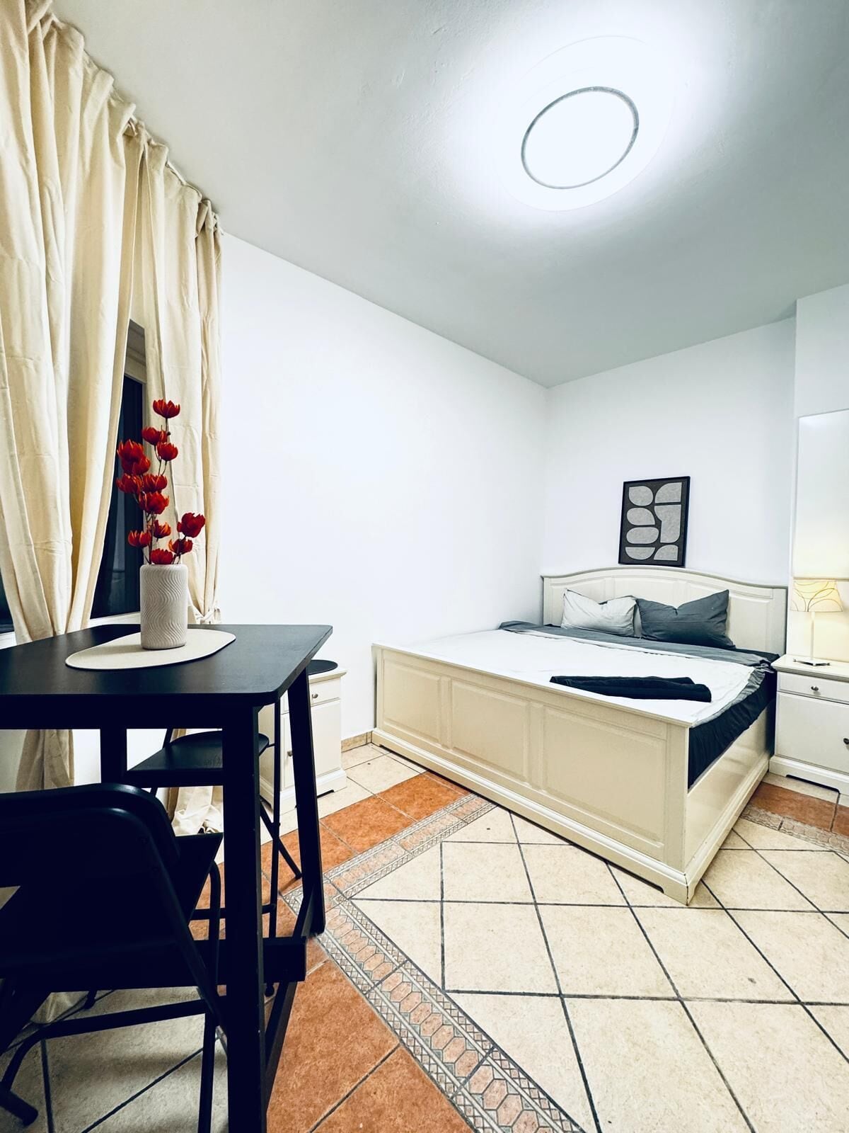 Eenvoudige kamer | Een strijkplank/strijkijzer, gratis wifi