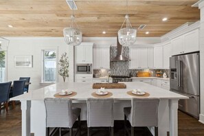 ثلاجة، ميكروويف، فرن، موقد طهي مسطح