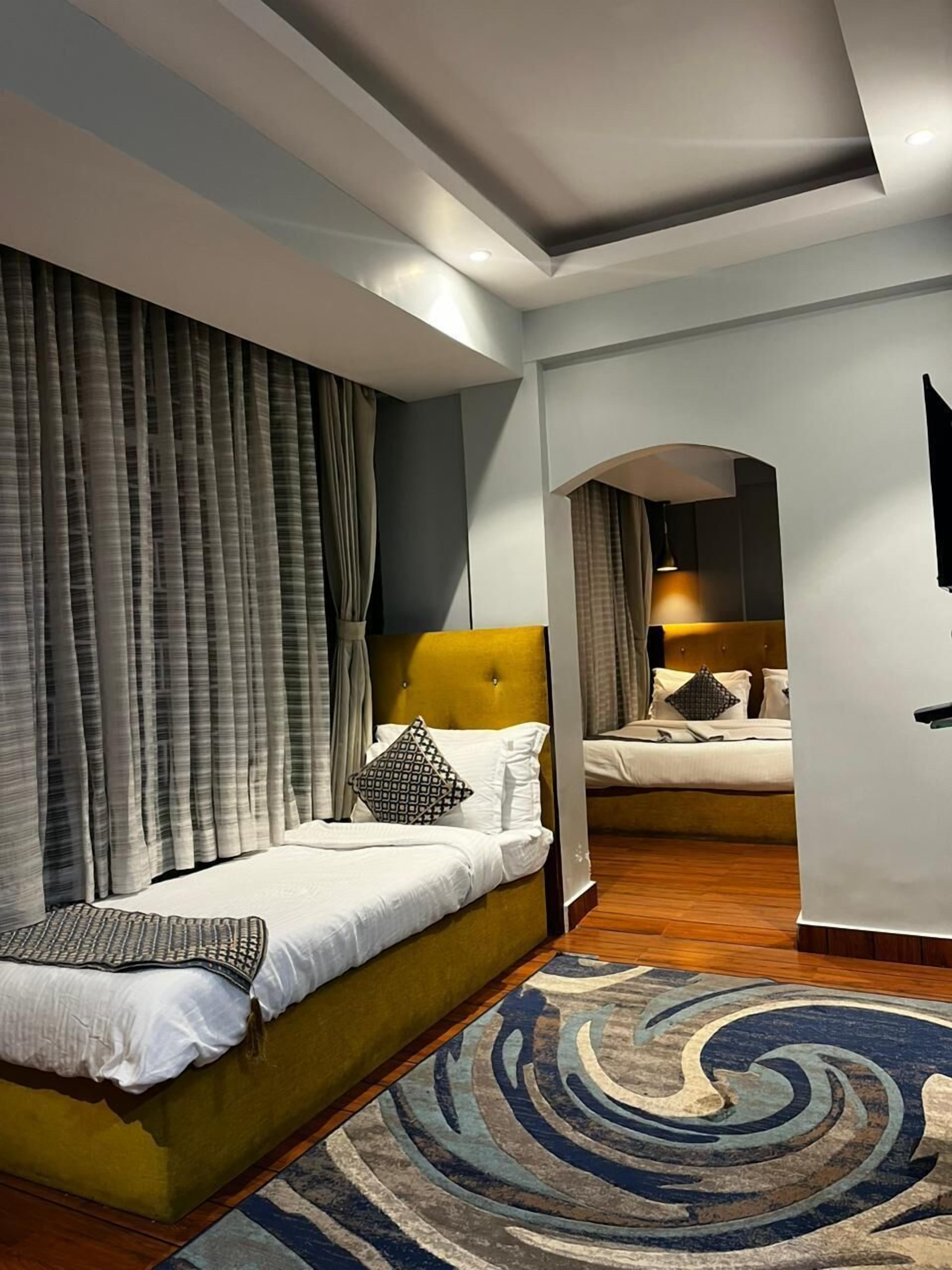 Caja de seguridad en la habitación y tabla de planchar con plancha 