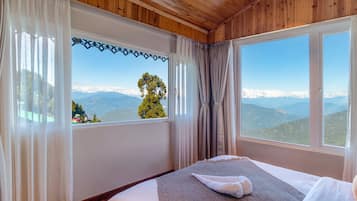 Caja de seguridad en la habitación y tabla de planchar con plancha