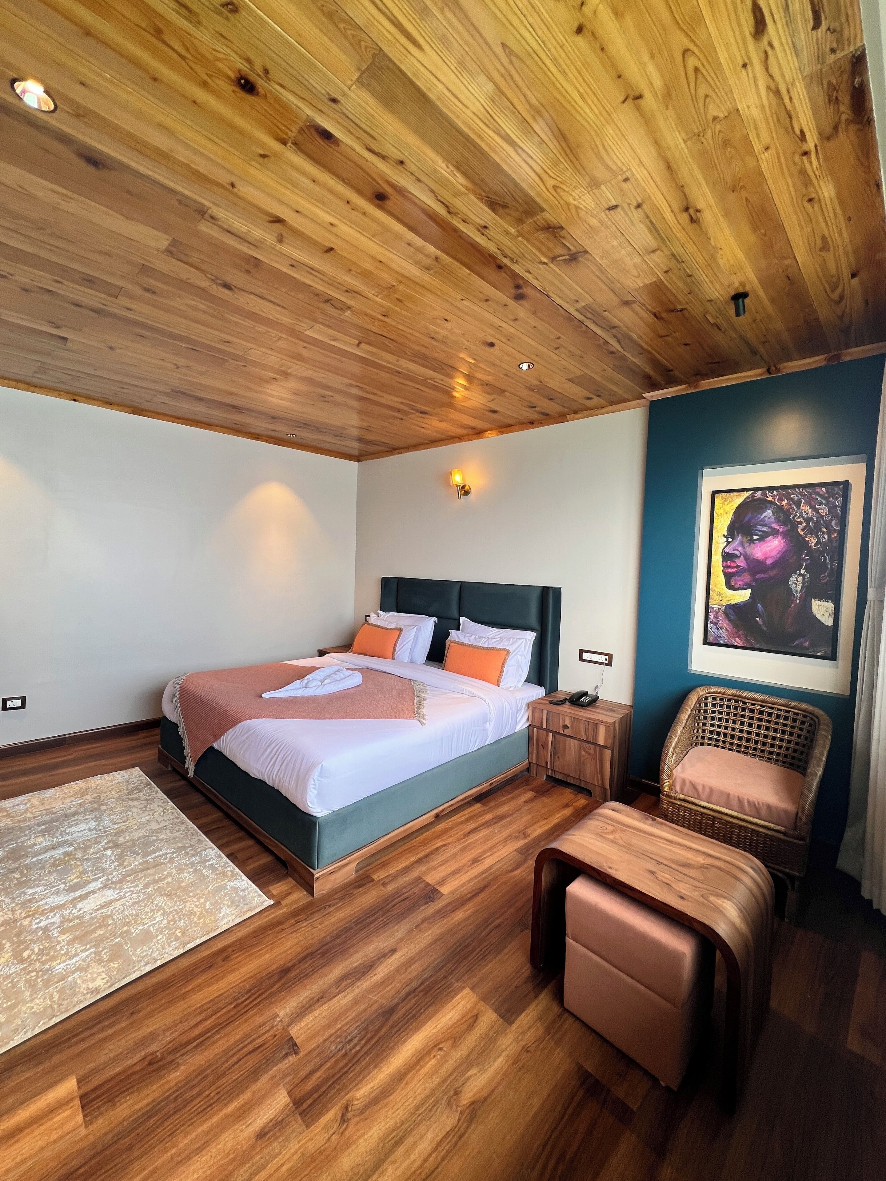 Caja de seguridad en la habitación y tabla de planchar con plancha 