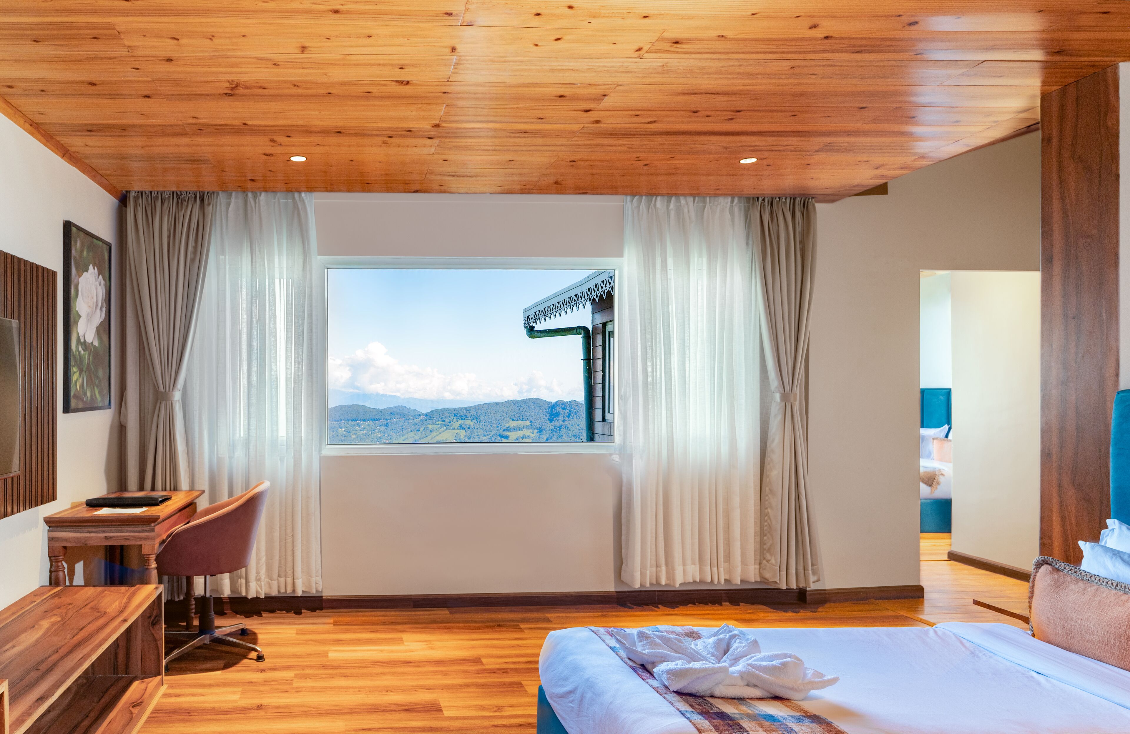 Dobbelt- eller tomannsrom – familie, utsikt mot høyde | Safe på rommet, strykejern/-brett og wi-fi (inkludert)