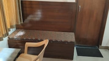 Family Room | Desk, free WiFi