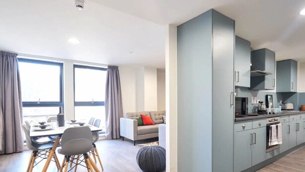 Un apartamento moderno con comedor, sofá y cocina.