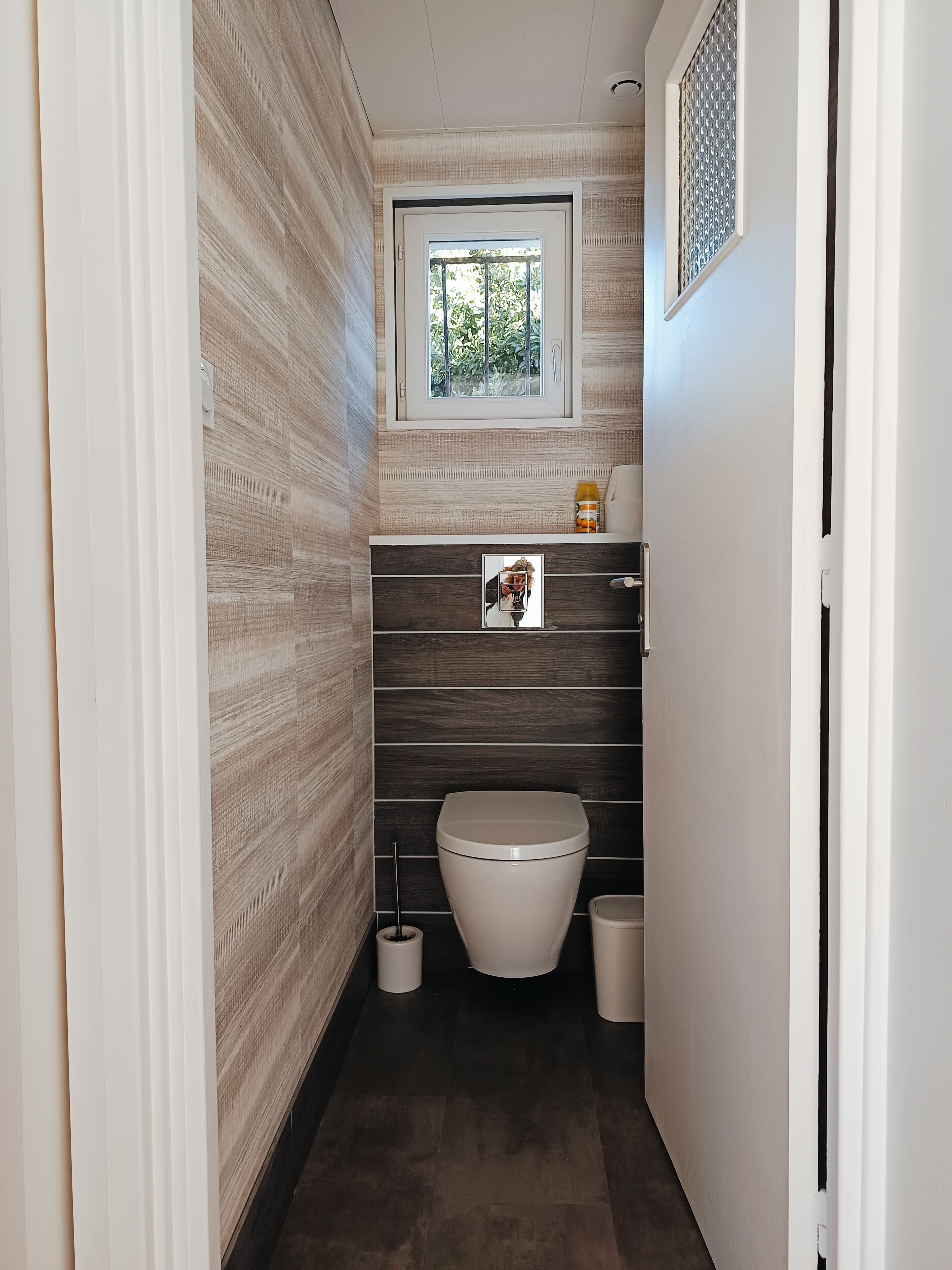 Een douche, een haardroger, handdoeken, toiletpapier