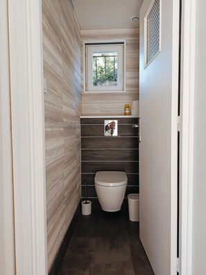 Een douche, een haardroger, handdoeken, toiletpapier