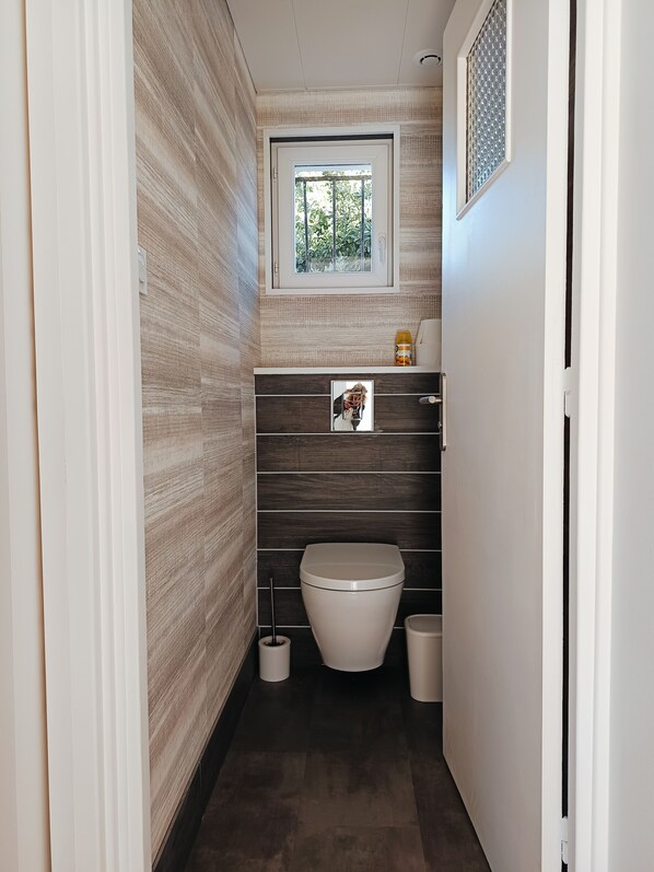 Douche, séchoir à cheveux, serviettes fournies, papier de toilette