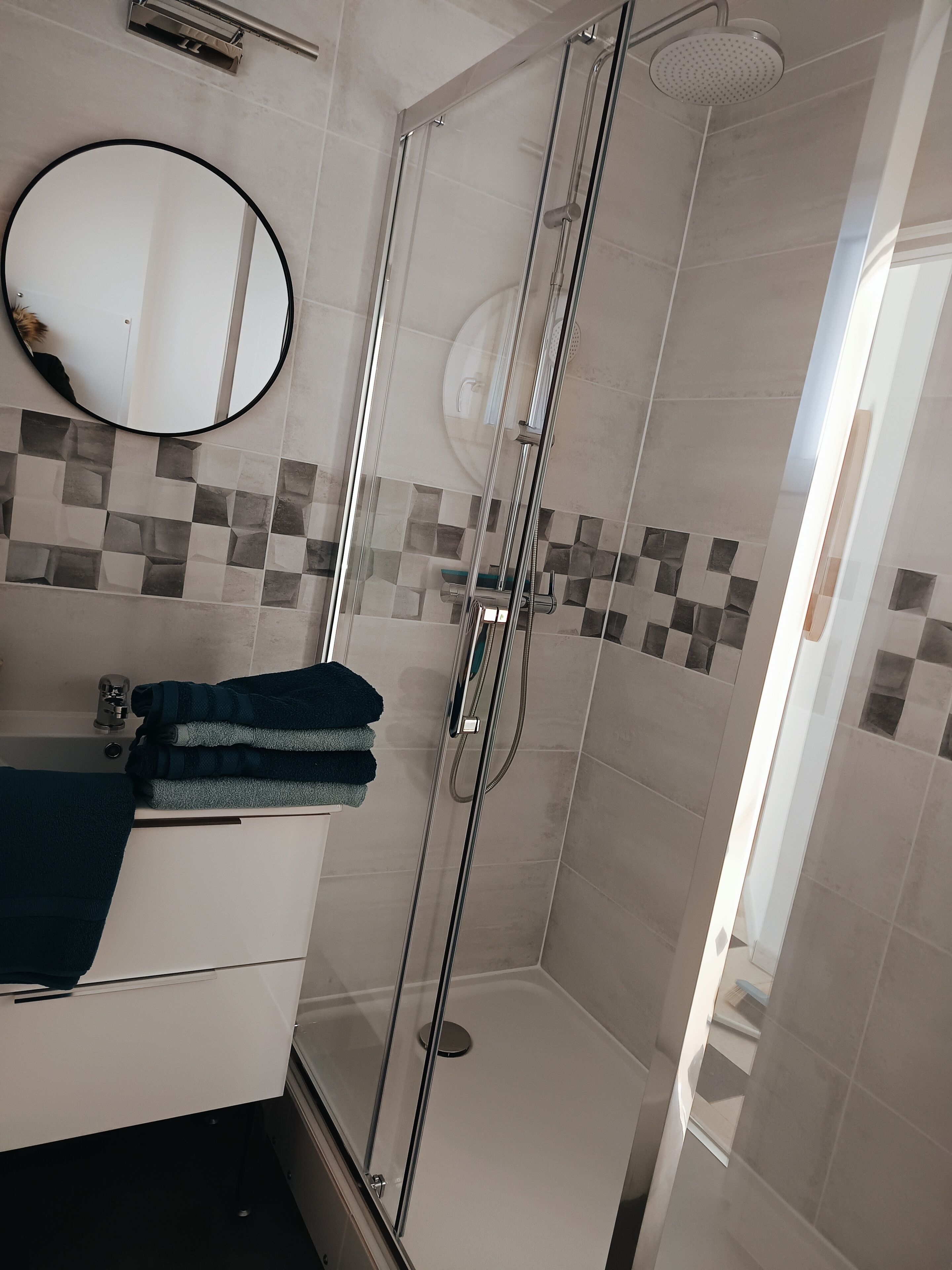 Douche, sèche-cheveux, serviettes fournies, papier toilette
