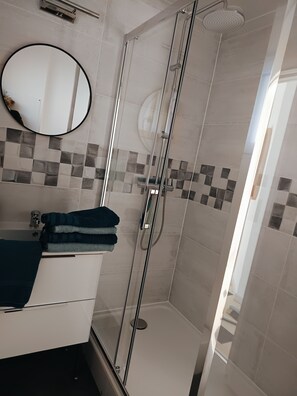 Douche, séchoir à cheveux, serviettes fournies, papier de toilette