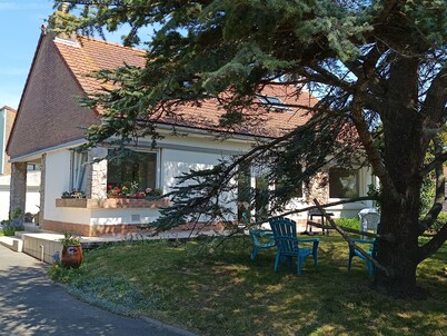 Gîte labellisé chez "Mamoune" is located right next to the beach by the footpath