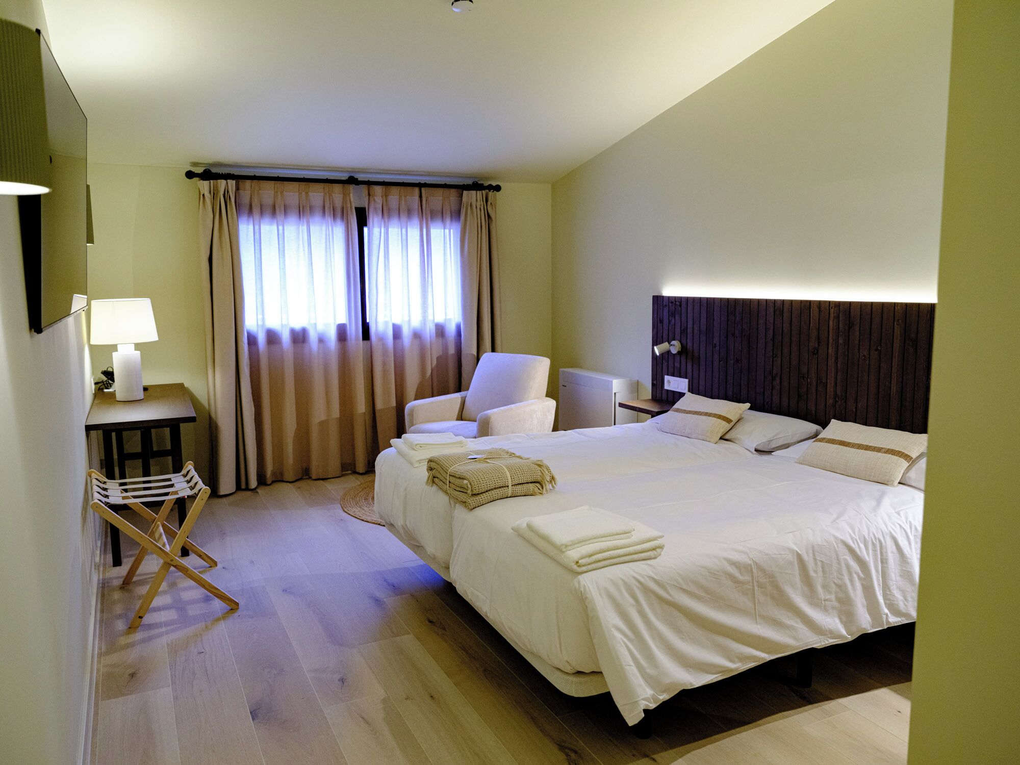 Een kluis op de kamer, een bureau, een laptopwerkplek