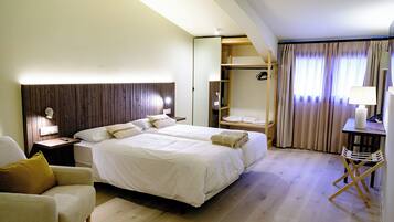 Comfort Double Room | In-room safe, desk, laptop workspace, blackout drapes