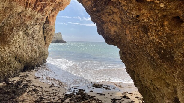 A natural rock formation with a view of the sea through an opening. - FLH Alvor Duo Village Terrace with Pool (Alvor)