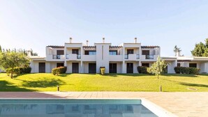 A modern building with a pool in the foreground. - FLH Alvor Duo Village Terrace with Pool (Alvor)