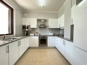 Kühlschrank, Mikrowelle, Ofen, Wasserkocher mit Kaffee-/Teezubehör