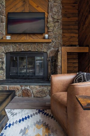 Smart-TV, Kamin, Bücher