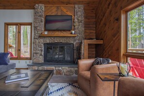 Smart-TV, peis og bøker