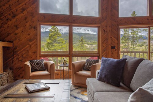 Lupine Lookout, 5BR Mountain Home, Pet Friendly, Hot Tub, Near Slopes & Town