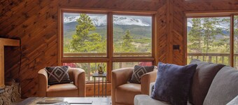 Lupine Lookout, 5BR Mountain Home, Pet Friendly, Hot Tub, Near Slopes & Town
