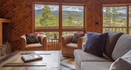 Lupine Lookout, 5BR Mountain Home, Pet Friendly, Hot Tub, Near Slopes & Town