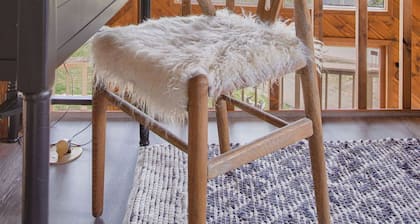 Lupine Lookout, 5BR Mountain Home, Pet Friendly, Hot Tub, Near Slopes & Town